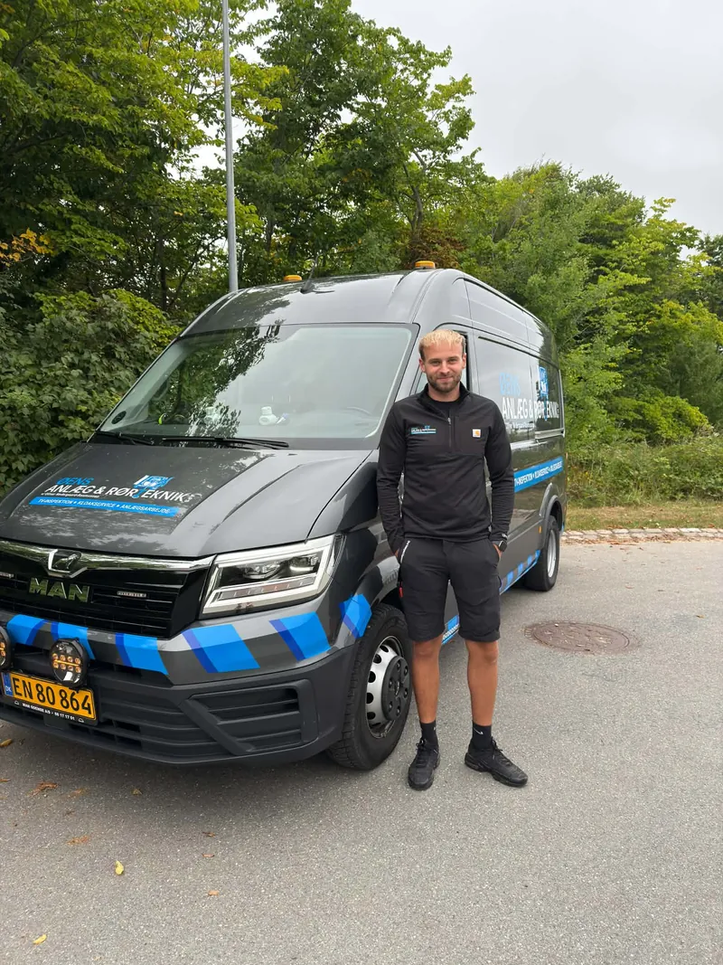 Portræt ved Øens Anlæg & Rørtekniks varevogn