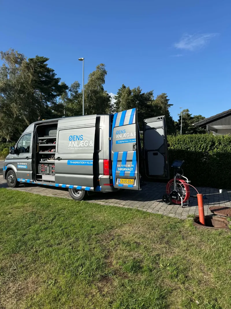 Øens Anlæg & Rørtekniks varevogn og kameraudstyr ved en kloakopgave