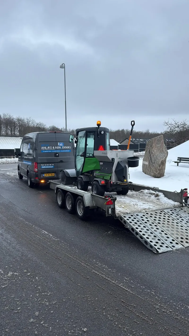 Øens Anlæg & Rørtekniks varevogn og trailer med vintermateriel i snevejr